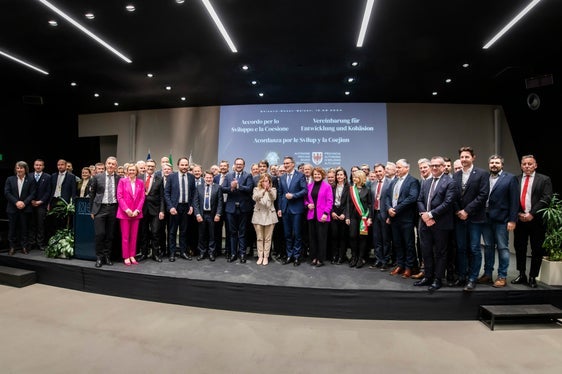 Gruppenfoto mit den anwesenden Bürgermeistern (Foto: LPA/Ivo Corrà)
