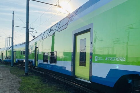 Über ein Jahr ist seit dem Start der RegioExpress-Verbindung vergangen, die seit dem 15. Dezember 2024 täglich mit dem Caravaggio-Zug von Trenord (im Bild) den Mailänder Bahnhof Porta Garibaldi mit dem Bahnhof Bozen verbindet. (Foto: LPA/Ressort für Infrastrukturen und Mobilität)
