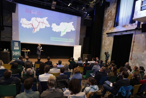 Die Elektrifizierung der Vinschgerbahn stand in Schlanders im Mittelpunkt des Interesses beim Infoabend "Mobilität 2025-2030". (Foto: LPA/Ingo Dejaco)