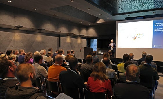 Landesrat Daniel Alfreider sprach am 1. Oktober im Rahmen der Veranstaltung Mobilität 2025–2030“ in Franzensfeste über die Zukunft der Mobilität im Eisacktal. (Foto: LPA/Ingo Dejaco)