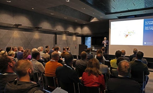 Nella serata di mercoledì 1. ottobre è proseguita a Fortezza, in Val d’Isarco, la serie di eventi “Mobilità 2025-2030”. Tra i temi affrontati: come implementare la gestione della mobilità a livello locale e quale enorme importanza rivesta per l'Alto Adige la Galleria di Base del Brennero (BBT). “La mobilità è un tema centrale per il futuro: influenza la qualità della vita, lo sviluppo economico e il collegamento dell'Alto Adige con l'Europa” ha detto il vicepresidente della Provincia e assessore provinciale alla Mobilità Daniel Alfreider. (Foto: USP/Ingo Dejaco)