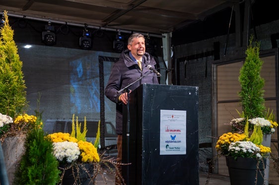 Die Umfahrung sei das Ergebnis von viel Arbeit und dem Einsatz neuer Geräte und innovativer Methoden, sagte Mobilitätslandesrat Daniel Alfreider bei der Eröffnung der Umfahrung und dankte allen am Bau Beteiligten. (Foto: LPA/Daniel von Johnston)