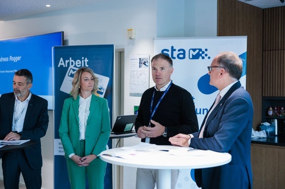 “La nostra visione è una mobilità sostenibile che coniughi la responsabilità ecologica con il valore aggiunto sociale”, ha spiegato Andreas Rogger, Chief Human Resources Officer di Alpitronic, secondo da destra nella foto. (Foto: USP/STA/Ivan Brentegani)