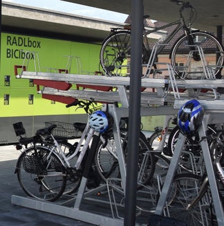 Oggi (16 aprile) la Giunta provinciale ha approvato l'aggiornamento del modello di accordo tipo per la gestione dei box-deposito per biciclette nel sistema di mobilità pubblica. (Foto: ASP/Angelika Schrott)