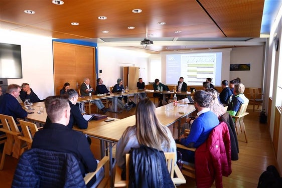 Incontro a Silandro: l’assessore provinciale Daniel Alfreider ha informato la Comunità comprensoriale e i sindaci della Val Venosta sullo stato di avanzamento dei lavori e sulle prossime fasi relative all’elettrificazione della ferrovia della Val Venosta. (Foto: USP/Ivan Brentegani)