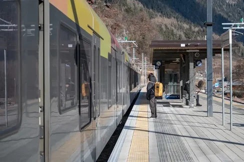 Nell’attuale fase transitoria fino all’entrata in esercizio della variante della Val di Riga, l’orario della ferrovia della Val Pusteria continuerà a essere oggetto di adeguamenti mirati. L’obiettivo dichiarato resta quello di garantire un servizio ferroviario stabile e affidabile, anche attraverso soluzioni temporanee. (Foto: USP/Greta Stuefer)