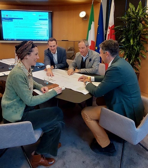 Die Meraner Vizebürgermeisterin Katharina Zeller, der Direktor des Landesamts Infrastrukturen und nachhaltige Mobilität Alexander Alber, der Meraner Bürgermeister Dario Dal Medico und Mobilitätslandesrat Daniel Alfreider bei der Besprechung der vorbereitenden Planung für das Mobilitätszentrum in Meran. (FOTO: LPA/Helga Morandell)