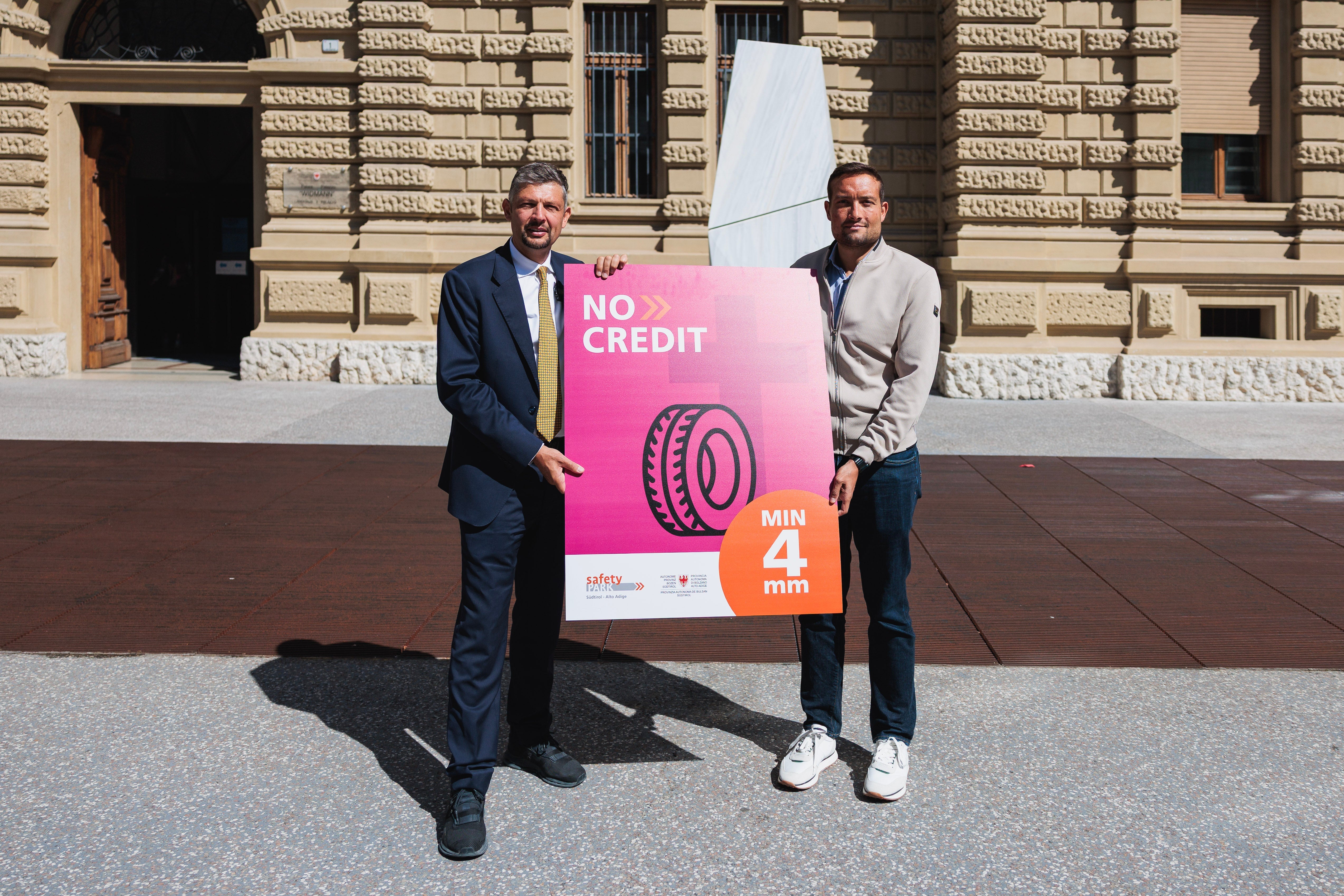 Mobilitätslandesrat Daniel Alfreider (links im Bild) und Lukas Nothdurfter, der Leiter des Fahrsicherheitszentrums Safety Park, mit dem Schild der „NO CREDIT“-Kampagne. (Foto: LPA/Resort Infrastrukturen und Mobilität)