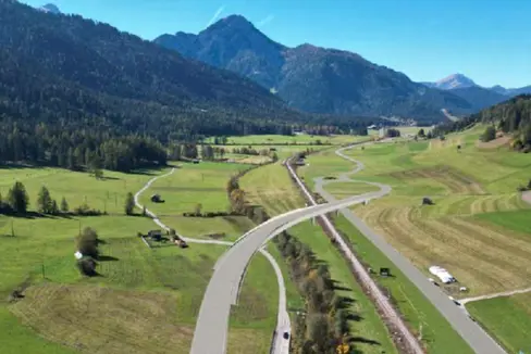 L'eliminazione del passaggio a livello all'incrocio tra la strada statale SS 49 della Pusteria e la strada statale SS 52 Carnica a San Candido è uno degli interventi strategici da effettuare in ottica infrastrutturale sul territorio altoatesino. (Rendering: USP/Ripartizione Infrastrutture)