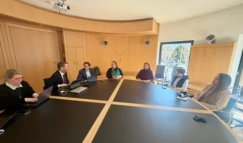 Nella foto, da sinistra: Elisabeth Stampfer (responsabile comunicazione e stakeholdermanagement di SASA SpA), Martin Vallazza (direttore del Dipartimento Infrastrutture e Mobilità), Ruggero Rossi de Mio (direttore generale di SASA SpA), Astrid Kofler (presidente di SASA SpA) e per l'UICI Alto Adige Cristiana Cattoi (consigliera), Ines Mair (presidente) e Dana Ponticello. (Foto: USP/Bruno Benedetto)