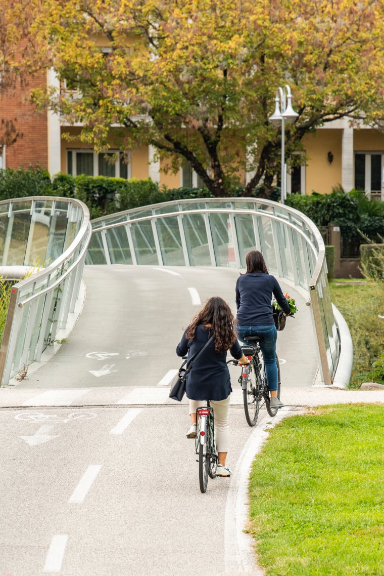 Fahrräder in Bozen (Museionbrücke); Foto STA