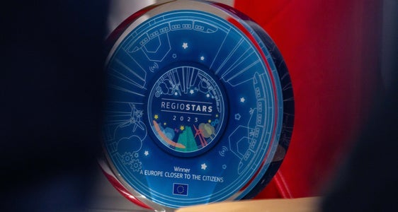 EuregioFamilyPass erreichte im Jahr 2023 das Finale der 30 nominierten Projekte des Regiostars und wurde mit dem ersten Preis in der Kategorie Ein bürgernahes Europa ausgezeichnet. (Foto: LPA/Greta Stuefer)