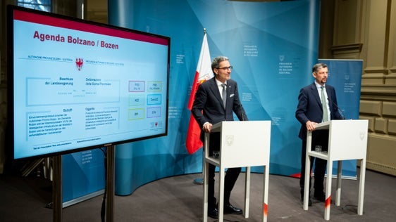 Landeshauptmann Arno Kompatscher (links) und Landesrat Daniel Alfreider stellten die Projekte des Landes vor, die im Rahmen der Agenda Bozen verwirklicht werden. (Foto: LPA/Fabio Brucculeri)