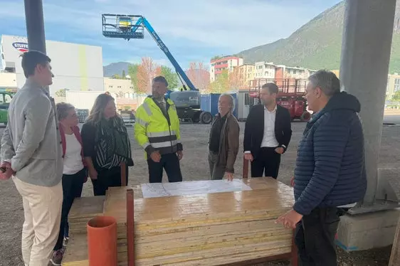 Die Gründung der Gesellschaft ist ein grundlegender Schritt, um das Projekt umzusetzen und den Weg zu einer nachhaltigeren Mobilität zu festigen, sagt Mobilitätslandesrat Daniel Alfreider, im Bild bei einem Lokalaugenschein mit Projektpartnern am 9. April. (Foto: LPA/Bruno Benedetto)