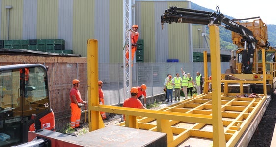 Oberleitungsmasten müssen errichtet werden, um die Elektrifizierung der Vinschger Bahn umsetzen zu können. (Foto: LPA/Patrick Thaler)