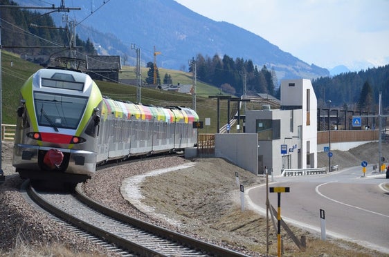 Die grenzüberschreitenden Bahnverbindungen sind bei den Fahrgästen gut angekommen, daher werden sie bis zum Fahrplanwechsel im Dezember 2024 verlängert. (Foto: LPA/Daniel Gütl)