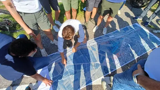 Confronto tra RFI-Rete Ferroviaria Italiana, STA-Strutture Trasporto Alto Adige SpA, proprietari dei terreni, sindaci e altri rappresentanti di stakeholder rilevanti: l'obiettivo comune è trovare la soluzione migliore per il potenziamento della linea ferroviaria Bolzano-Merano. Nella foto un momento del sopralluogo, nei pressi di Terlano. (Foto: USP/STA)