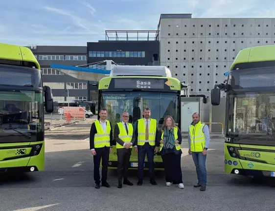 Land und SASA treiben die Umstellung auf eine emissionsarme Busflotte voran: im Bild von links Martin Vallazza, Direktor des Ressorts Infrastrukturen und Mobilität, Bürgermeister Claudio Corrarati, Mobilitätslandesrat Daniel Alfreider, SASA-Präsidentin Astrid Kofler und Fabio Giovannucci, Leiter Fahrzeug-Instandhaltung, mit den neuen Elektro- und Wasserstoffbussen. (Foto: SASA AG)