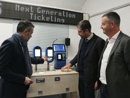 Alle Mobilitätsdienste zusammenfügen und mit einer Karte zugänglich machen - darauf zielt das Projekt MaaS4SouthTyrol. (V.l.) Sta-Direktor Joachim Dejaco, Mobilitätslandesrat Daniel Alfreider und Sta-Bereichsleiter Patrick Dejaco besprechen das Ticketing. (Foto: LPA/Ingo Dejaco)