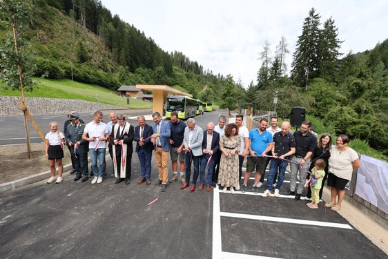 Das Band ist durchtrennt, der neue Mobilitätsknotenpunkt eröffnet: Die Nutzer und Nutzerinnen können sich über einen neu gestalteten Busbahnhof sowie einen erweiterten, modernen Parkplatz freuen. (Foto: LPA/Ressort für Infrastrukturen und Mobilität)