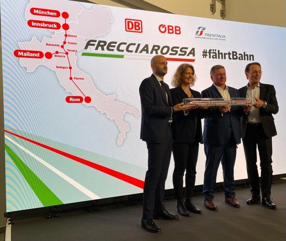 Moderne Frecciarossa-Züge werden ab 2026 auf den beiden neuen Verbindungen, die heute in München vorgestellt wurden, eingesetzt. Im Bild (von links): Gianpiero Strisciuglio (Trenitalia), Sabine Stock (ÖBB-Personenverkehr), der bayerische Verkehrsminister Christian Bernreiter und Michael Peterson (Deutsche Bahn). (Foto: LPA/Michael Andergassen)