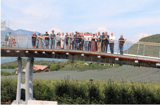 Gleich bei der Feierstunde zur Eröffnung der neuen Brücken in Kalditsch wurden die neuen Infrastrukturen begangen und befahren. (Foto: LPA/Ingo Dejaco)