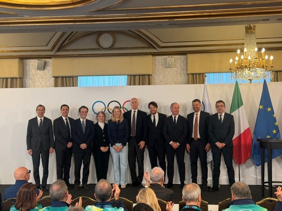 Das Gruppenfoto des Treffens anlässlich des Abschlusses der Olympischen Winterspiele. Im Bild (von links): Giuseppe Sala (Bürgermeister Mailand), Gianluca Lorenzi (Bürgermeister Cortina), Attilio Fontana (Präsident der Region Lombardei), Kristin Kloster Aasen (Mitglied IOC), Kristy Coventry (Präsidentin IOC), Giovanni Malagò (Präsident der Stiftung Mailand-Cortina), Alberto Stefani (Präsident Region Venetien), Luca Zaia (Präsident Regionalrat Venetien), Daniel Alfreider (Landeshauptmannstellvertreter Südtirol) und Maurizio Fugatti (Landeshauptmann Trentino). (Foto: LPA/Bruno Benedetto)