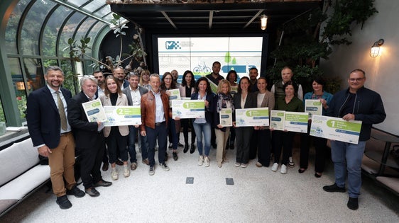 Bereits zum neunten Mal hat die Landesregierung Projekte ausgezeichnet, die beispielhaft für Engagement, Kreativität und Zusammenarbeit im Bereich Mobilität stehen. Im Foto links Landesrat Daniel Alfreider mit den Preisträgerinnen und Preisträgern sowie Mitarbeitenden der Südtiroler Transportstrukturen AG STA. (Foto: LPA/Ingo Dejaco)