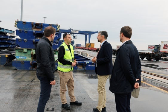 Der Direktor des Ressorts für Mobilität Martin Vallazza und Mobilitätslandesrat Daniel Alfreider (von rechts) im Gespräch mit den Mitarbeitern des Hafenterminals Samer Sea Port in Triest. (Foto: LPA/Ingo Dejaco)