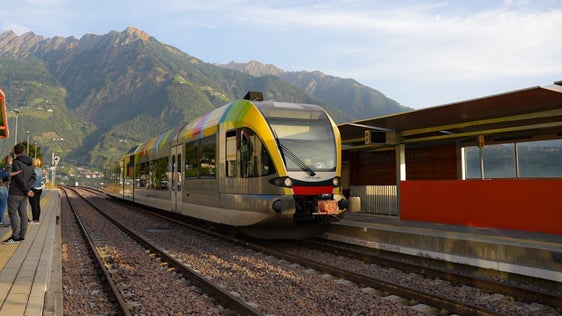 Die Aufwertung des Bahnhofs Auer rückt näher: Die Landesregierung hat am 5. September einen wichtigen Beschluss dafür gefasst. (Foto: Max Goggi)
