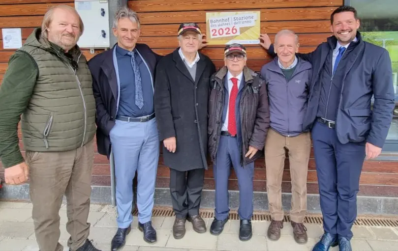(v.l.n.r.) Alexander Sparber, Mitglied des Vorstandes des Vereins Freunde der Eisenbahn; Paul Schwingshackl, Bürgermeister der Gemeinde Gsies; Ferdinand Mussner, ehemaliger Landesrat für das Mobilitätswesen; Walter Weiss, Präsident des Vereins Freunde der Eisenbahn; Arthur Scheidle, Präsident der Jury Bahnhof des Jahres; Landesrat Daniel Alfreider; 