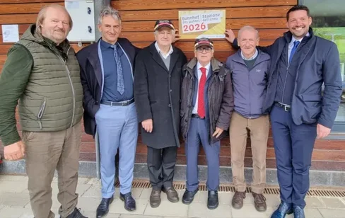 (v.l.n.r.) Alexander Sparber, Mitglied des Vorstandes des Vereins Freunde der Eisenbahn; Paul Schwingshackl, Bürgermeister der Gemeinde Gsies; Ferdinand Mussner, ehemaliger Landesrat für das Mobilitätswesen; Walter Weiss, Präsident des Vereins Freunde der Eisenbahn; Arthur Scheidle, Präsident der Jury Bahnhof des Jahres; Landesrat Daniel Alfreider; 