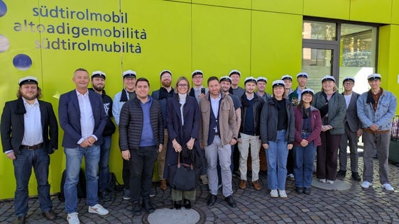 Eine Delegation von Studentinnen und Studenten des Verkehrswesens der Aalto-Universität Helsinki informierte sich über die Südtiroler Mobilitätsstrategien. Das Foto zeigt die Delegation am Bozner Busbahnhof mit Patrick Dejaco (zweiter von links im Vordergrund), Sophia Oberjakober (vierte von links im Vordergrund) und Mirko Waldner (fünfter von links im Vordergrund). (Foto: LPA/STA)