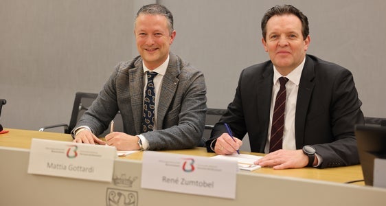 Unterzeichnung des neuen iMONITRAF!-Abkommens In Trient mit den Landesräten Mattia Gottardi (Trentino, links), René Zumtobel (Tirol, rechts) und Daniel Alfreider (nicht im Bild). (Foto: Land Trentino) 