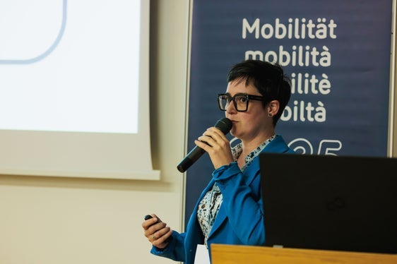 Riguardo alla nuova fermata ferroviaria di San Giacomo, Sandra Weger, responsabile del progetto di costruzione, ha affermato: Questo nuovo snodo intermodale consente il trasferimento tra treno, autobus, bicicletta, mobilità pedonale, auto e aereo. La posizione della nuova fermata consente ai viaggiatori ferroviari, in particolare ai pendolari, di raggiungere direttamente la zona industriale di Bolzano senza dover cambiare alla stazione ferroviaria di Bolzano. (Foto: USP/STA/Ivan Brentegani)