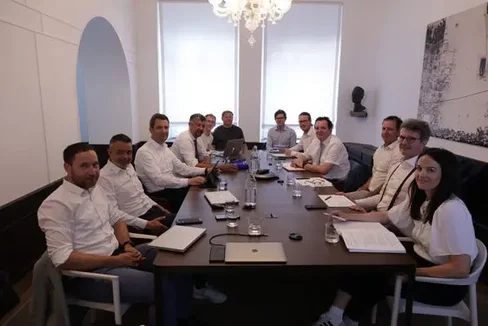 Durante l'incontro, da sinistra a destra: il direttore dell'Ufficio Trasporto persone Mirko Waldner, il direttore generale di STA Joachim Dejaco, il direttore del Dipartimento Infrastrutture e Mobilità Martin Vallazza, l'assessore provinciale alle Infrastrutture e alla Mobilità Daniel Alfreider, Elvis Marotta di STA, Alfred Marsoner di STA, Jelle Mertens della Ripartizione Pianificazione della mobilità del Land Tirolo, il direttore della rispettiva Ripartizione Martin Gassner, l'assessore alla Mobilità e all'Ambiente del Land Tirolo René Zumtobel, Michael Gruber (Verkehrsverbund Tirol-VVT), Alexander Jug (amministratore delegato del VVT) e Claudia Jöchl dello staff dell'assessore Zumtobel. (Foto: USP/Dipartimento Infrastrutture e Mobilità)