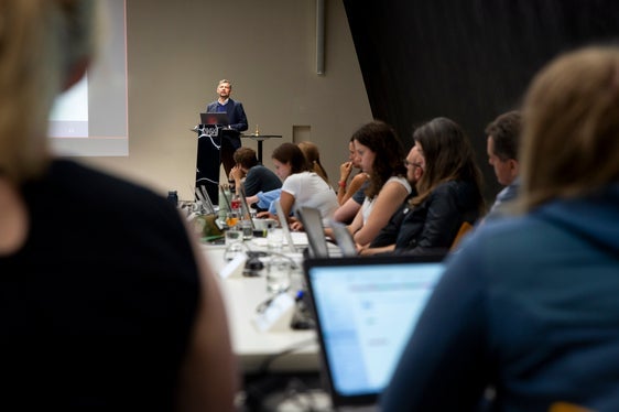 Landesrat Daniel Alfreider (am Podium) begrüßte die Experten aus Nah und Fern; er unterstrich die Wichtigkeit validierter Daten für die Mobilitätsplanung. (Foto: LPA/Fabio Brucculeri)