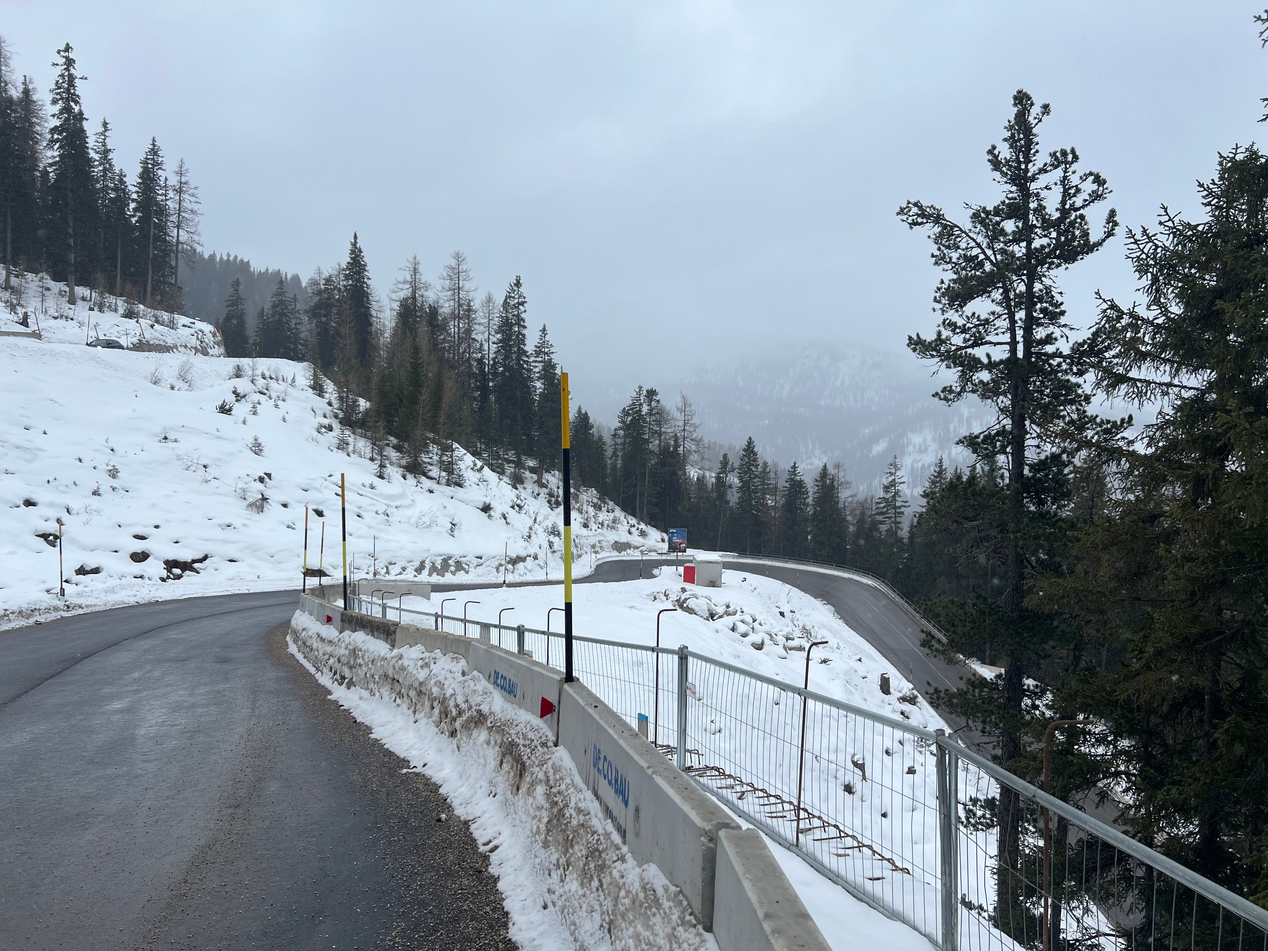 Durch mehrere Eingriffe wird die Passstraße auf den Valparola-Pass unter der Regie der Landesabteilung Tiefbau verbessert. Dadurch soll der Verkehrsweg sicherer für alle Verkehrsteilnehmer werden. (Foto: LPA/Landesabteilung Tiefbau)