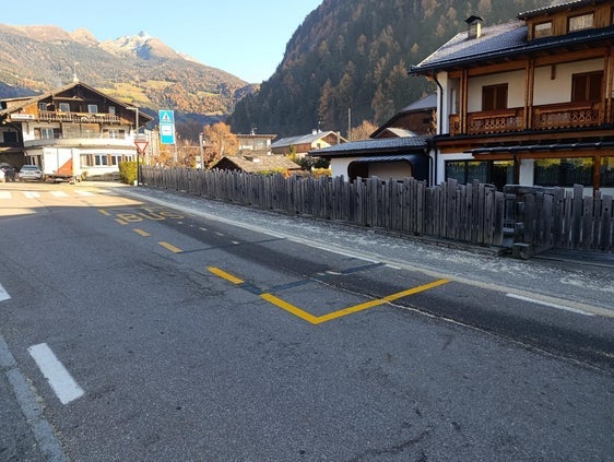 Die beiden Bushaltestellen Brugghof (im Bild) und Troger in Kematen, einer Fraktion von Sand in Taufers, sind nun auch für große Busse problemlos anfahrbar. (Foto: LPA/Gemeinde Sand in Taufers)