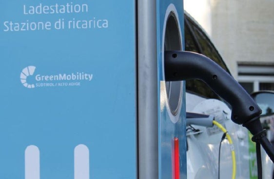 50 Prozent der Neuzulassungen 2030 sollen laut Klimaplan des Landes auf Elektrofahrzeuge entfallen: Das neue Maßnahmenpaket zur Förderung der E-Mobilität in Südtirol soll helfen, dieses Ziel zu erreichen. Vorgestellt wird es am 27. Februar in Bozen. (Foto Margit Perathoner}