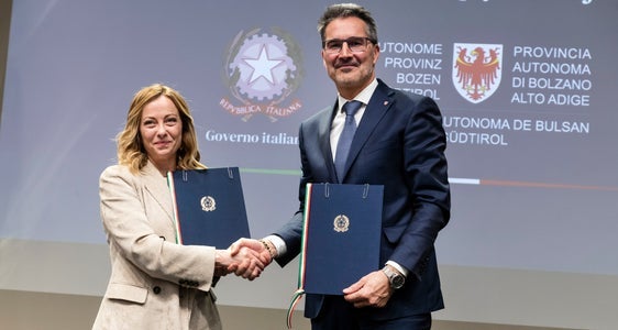 Premierministerin Giorgia Meloni und Landeshauptmann Arno Kompatscher nach der Unterschrift unter die Fsc-Vereinbarung. (Foto: LPA/Ivo Corrà)