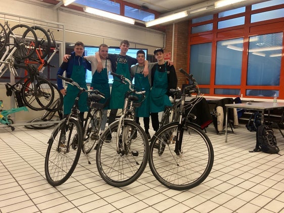 Giovedì (23 maggio) gli studenti della scuola Einaudi offriranno ai cittadini interessati una serie di controlli specifici alla propria bicicletta secondo le prescrizioni del codice della strada (Foto: ASP/Scuola professionale Einaudi)