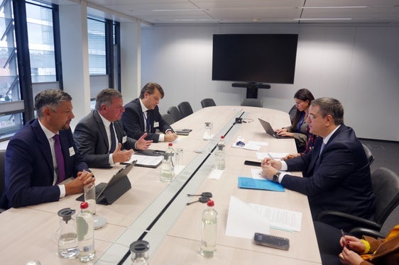 Die Rolle des Alpenraums im europäischen Mobilitätsnetz stand im Mittelpunkt des Arbeitsgesprächs zwischen Infrastrukturen- und Mobilitätslandesrat Daniel Alfreider (erster von links), dem bayerischen Staatsminister für Wohnen, Bau und Verkehr Christian Bernreiter (zweiter von links) und EU-Verkehrskommissar Apostolos Tzitzikostas (erster von rechts). (Foto: LPA/Ingo Dejaco)