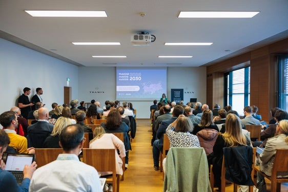 Zahlreiche politische Vertretende, darunter die 18 Bürgermeister und Bürgermeisterinnen des Bezirks Überetsch-Unterland, informierten sich im Rahmen der Veranstaltung Mobilität 2025-2030 am 14. Oktober in Tramin. (Foto: LPA/STA/Ivan Brentegani)