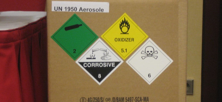 Foto eines Gebäckstückes mit mehreren Gefahrgut Etiketten (Aerosol)