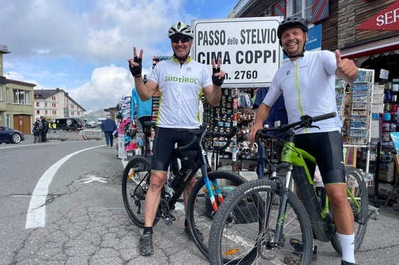 Landeshauptmann Arno Kompatscher (links im Bild) und Mobilitätslandesrat Daniel Alfreider erreichten das Stilfser Joch mit dem Rad. (Foto: LPA/Gnews)