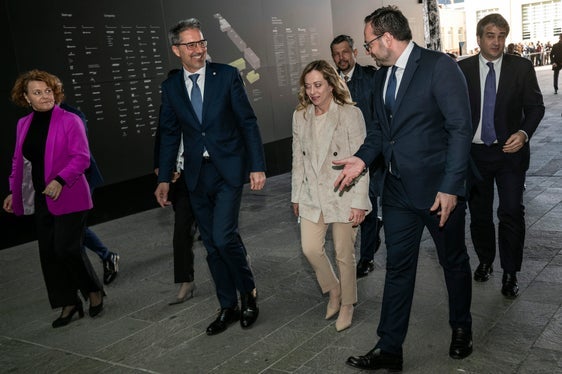 Von links Landeshauptmann-Stellvertreterin Pamer, Landeshauptmann Kompatscher, Ministerpräsidentin Meloni, Landeshauptmann-Stellvertreter Alfreider, Landeshauptmann-Stellvertreter Galateo und Minister Fitto. (Foto: LPA/Ivo Corrà)