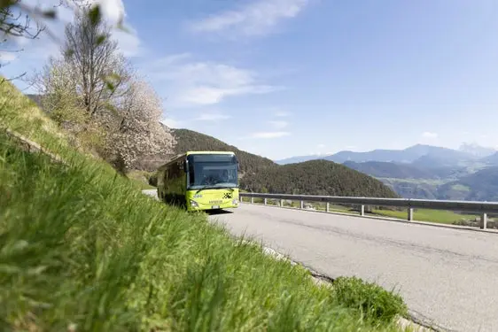 Ein Bus der Sasa, der mit dem klimafreundlichen Kraftstoff HVO betrieben wird. 30 Fahrzeuge der Flotte sind bereits auf den erneuerbaren Diesel umgestellt. (Foto: LPA/Sasa AG/Armin Huber)
