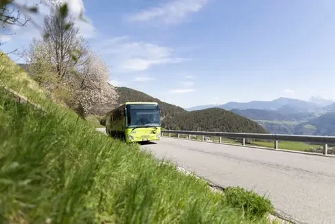 Ein Bus der Sasa, der mit dem klimafreundlichen Kraftstoff HVO betrieben wird. 30 Fahrzeuge der Flotte sind bereits auf den erneuerbaren Diesel umgestellt. (Foto: LPA/Sasa AG/Armin Huber)