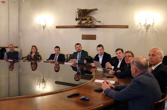 Innovative Besucherlenkungssysteme und best practices standen beim Treffen im Venedig im Mittelpunkt (von links): Francesco Bortoluzzi, Stefania Battaggia, Bürgermeister Simone Venturini, Mobilitätslandesrat Daniel Alfreider, Mobilitätsressortchef Martin Vallazza, Landesmobilitätsplaner Michael Andergassen, Fabrizio D'Oria, Marco Bettini und Nicola Nardin. (Foto: LPA/Ingo Dejaco)